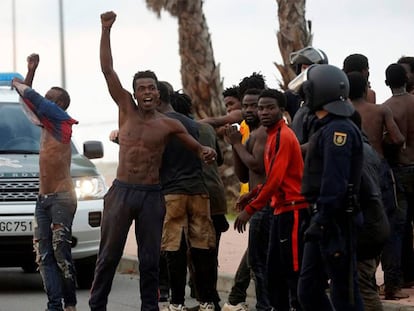 Un grupo de inmigrantes celebran su llegada a Ceuta.