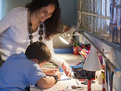 Una madre en la habitación de su casa donde estudian sus hijos.