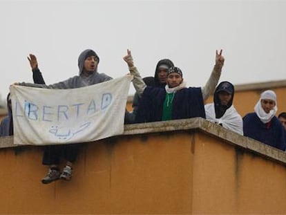 Varios de los internos del CIE amotinados en octubre, en el tejado del edificio.