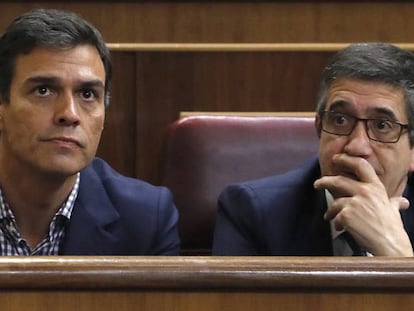 Patxi López y Pedro Sánchez durante el debate de investidura.