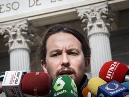 El líder de Podemos, Pablo Iglesias, en la puerta del Congreso.