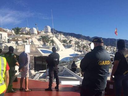 Un miembro de la mafia irlandesa detenido el pasado mes de septiembre en Marbella, junto a agentes de la Guardia Civil y la policía irlandesa durante un registro.