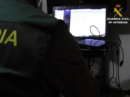 Un guardia civil durante una investigación sobre pederastia.