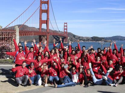 Los participantes del certamen Yuzz frente al Golden Gate de San Francisco.
