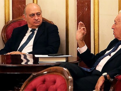 Los exministros Fernández Díaz (i) y García Margallo, en el Congreso.