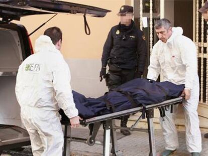 Dos hombres retiran el cuerpo de la mujer asesinada este miércoles en Mallorca.