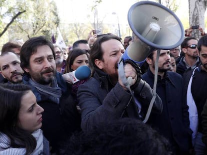 FOTO: Irene Montero, Rafael Mayoral, Pablo Iglesias y Alberto Garzón en la concentración '#NadieSinLuz' ante una sede de Gas Natural Fenosa. / VÍDEO: La protesta.