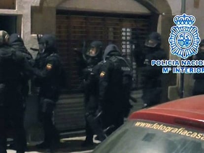 Los policías durante de detención.