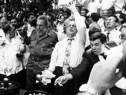 FOTO: Fidel Castro y Manuel Fraga, el 28 de julio de 1992, preparando una queimada en Láncara. / VÍDEO: Visita de Castro al municipio gallego.