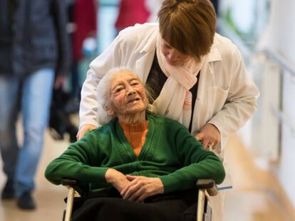 Manuela Argiz, prima segunda de Fidel Castro, recibe la noticia de su muerte, este sábado en Láncara (Galicia).