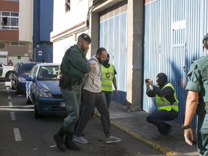 FOTO: El presunto yihadista trasladado a su vivienda para el registro. / VÍDEO: Declaraciones del ministro del Interior, Juan Antonio Zoido.