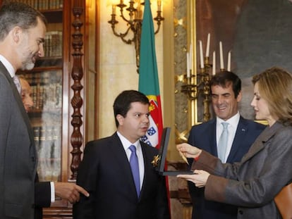 Los Reyes de España reciben regalos del presidente de la Asociación Comercial de Porto, Nuno Botelho. LAVANDEIRA JR EFE