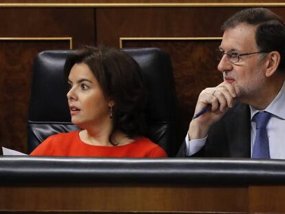 El presidente del Gobierno, Mariano Rajoy, y la vicepresidenta, Soraya Sáenz de Santamaría. Foto: Ballesteros / Vídeo: Reuters