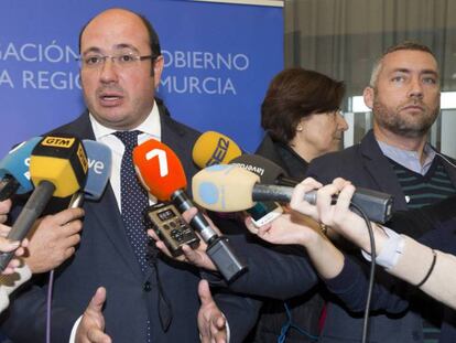 El presidente de Murcia, Pedro Antonio Sánchez, atiende a los medios después de que la juez haya pedido su imputación. Marcial Guillén EFE. ATLAS