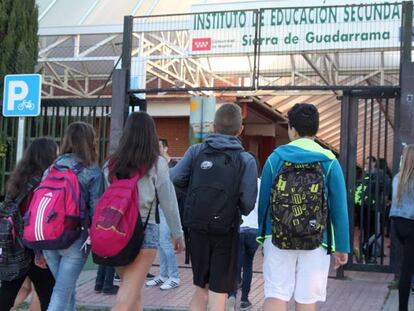 Alumnos a la entrada de un instituto en Soto del Real (Madrid) en septiembre. SANTI BURGOS
