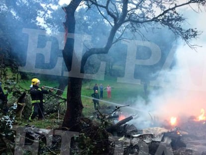 Bomberos, durante las tareas de extinción de las llamas tras el accidente de avioneta.