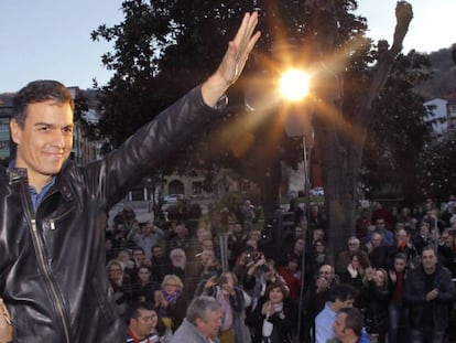 El ex secretario general del PSOE Pedro Sánchez durante el acto público celebrado este sábado en la localidad de El Entrego (Asturias).