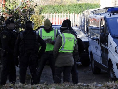 FOTO: La Guardia Civil registra una vivienda en La Pradera de Valsaín, en Segovia, tras detener a Fernández Aceña. / VÍDEO: Detención del presunto yihadista.