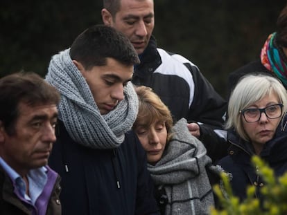 El padre, hermano y madre de la víctima, este lunes.