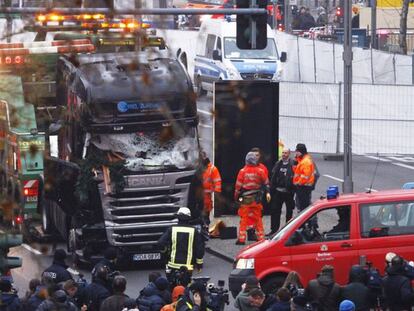 Los equipos de seguridad trabajan después del ataque al mercadillo alemán. GETTY IMAGES
