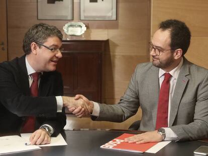 El ministro Álvaro Nadal y el socialista Antonio Hernando, este miércoles.
