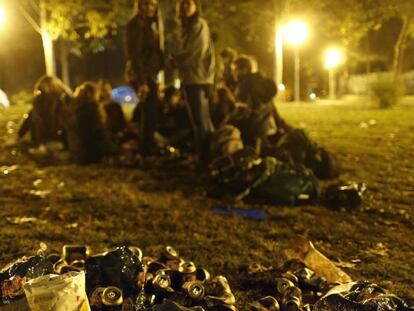 Un grupo de jóvenes hace 'botellón' en un campus universitario de Madrid.