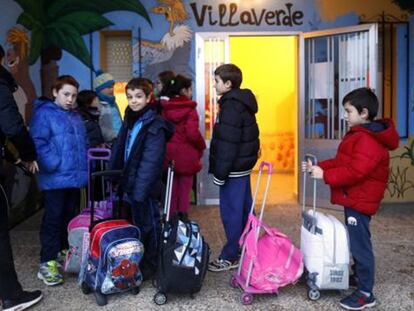 Varios alumnos en el colegio de Villaverde de Íscar