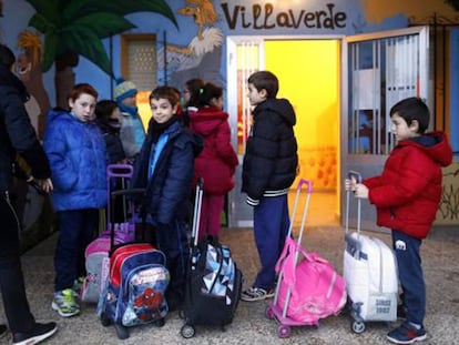 Varios alumnos en el colegio de Villaverde de Íscar