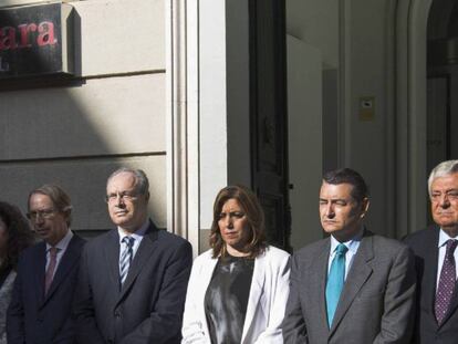 El presidente de la Cámara de Comercio de Sevilla, Francisco Herrero (primero por la derecha), junto a las autoridades que inauguraron la exposición tras la que se produjo la agresión a Teresa Rodríguez.