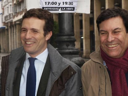 Ángeles Armisén, Pablo Casado y Carlos Fernández, este domingo.