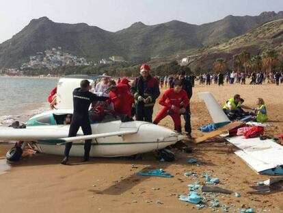 Una avioneta realiza un aterrizaje de emergencia en la playa de Las Teresitas.