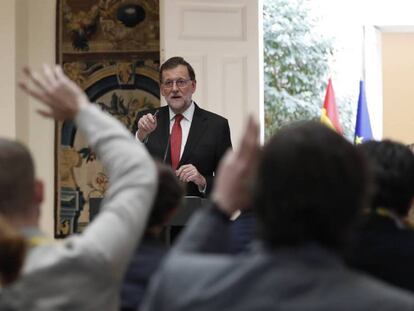 El presidente del Gobierno, Mariano Rajoy, en el Palacio de la Moncloa. En vídeo, su reacción y la del exministro de Defensa José Bono tras conocer el informe del Consejo de Estado.