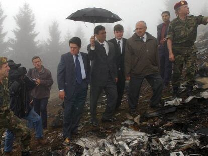 El ministro de Defensa, Federico Trillo (centro), junto a su homólogo turco, Vecdi Gonul (segundo por la derecha) durante la visita al lugar del accidente del avión Yak-42. En vídeo, declaraciones este jueves antes los medios de comunicación.