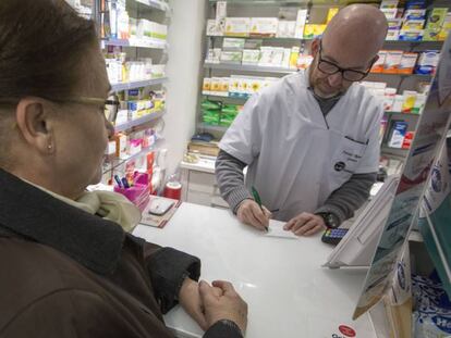 Una pensionista acude a su farmacia habitual en la calle Alcalá, en Madrid.