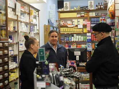 Un cliente compra medicamentos en una farmacia. En vídeo, declaraciones de la ministra de sanidad