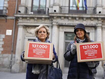 Familiares de las víctimas ante el Ministerio de Exteriores, este viernes.