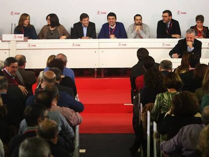Los miembros de la gestora del PSOE en el comité de este sábado.