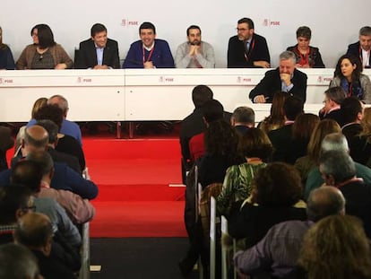 Los miembros de la gestora del PSOE en el comité de este sábado.