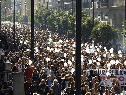 Miles de manifestantes por la sanidad en Sevilla esta mañana.