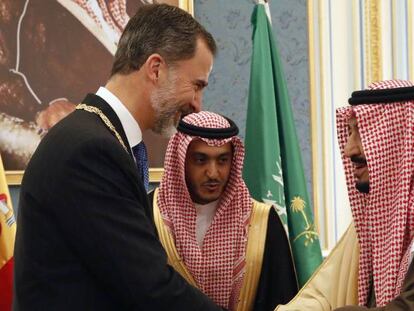 Felipe VI saluda al rey Salman bin Abdelaziz, este domingo.