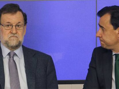 El presidente del Gobierno y del PP, Mariano Rajoy (i), y el vicesecretario general, Fernando Martínez-Maillo (d).