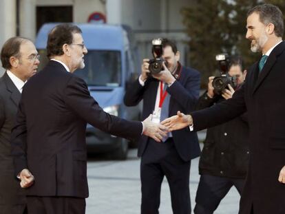 El rey Felipe VI saluda a Mariano Rajoy.