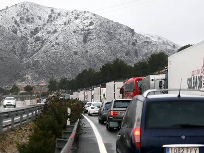 Cortes de tráfico en la autovía A-31 que une Alicante con Albacete y Madrid, a la altura de Petrer