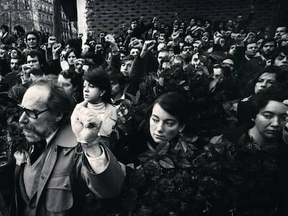 Decenas de personas, en el funeral de las víctimas, el 26 de enero de 1977.