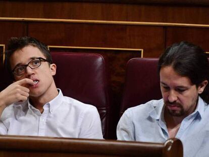 Íñigo Errejón y Pablo Iglesias, en el Congreso.