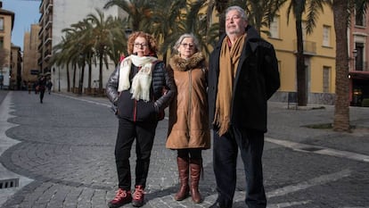 Dos de los hermanos de Arturo Ruiz, asesinado en 1977: Blanca, a la izquierda, y Eduardo, con la mujer de éste, Josefa Riera, el jueves en Granada.