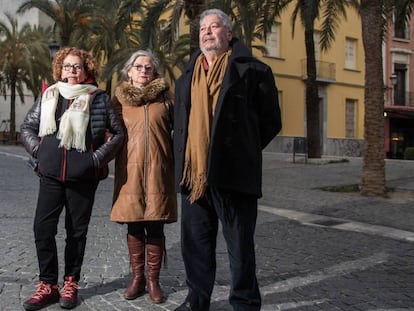 Dos de los hermanos de Arturo Ruiz, asesinado en 1977: Blanca, a la izquierda, y Eduardo, con la mujer de éste, Josefa Riera, el jueves en Granada.