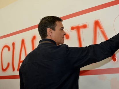 El exsecretario general del PSOEPedro Sanchez rellena con spray una pintada.