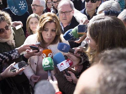 Susana Díaz, atiende a los medios el pasado sábado en Cádiz.