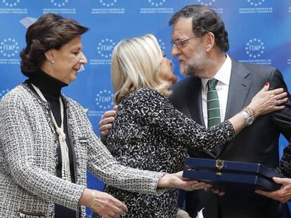 Rajoy y las hermanas de Rita Barberá, este martes.